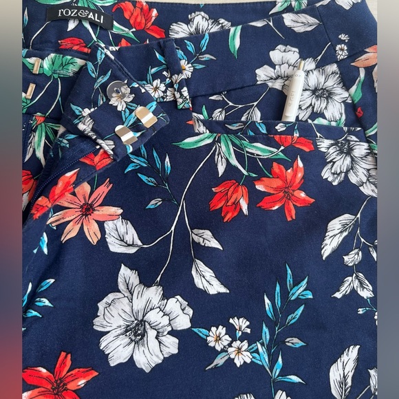 Roz & Ali ♥️ Stretch Floral Pants - Picture 3 of 5